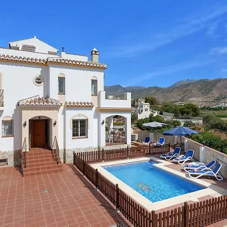 Villa Sleeps 6 With Pool Air Con And Wifi *