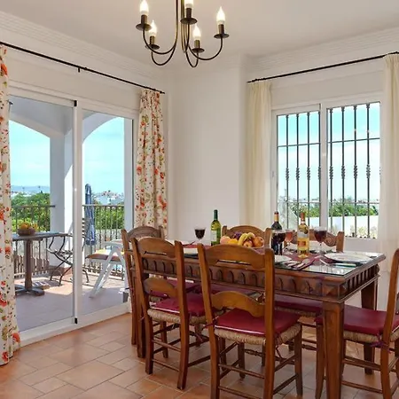 Sleeps 6 With Pool Air Con And Wifi * Nerja