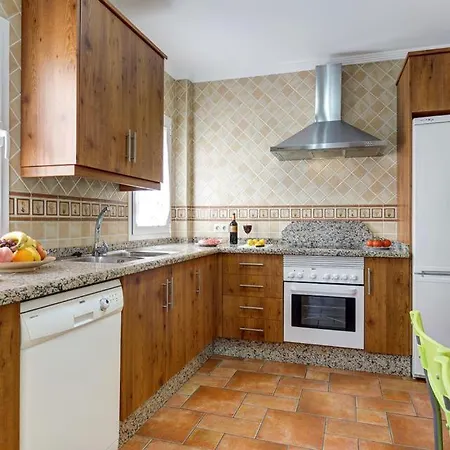 Sleeps 6 With Pool Air Con And Wifi *