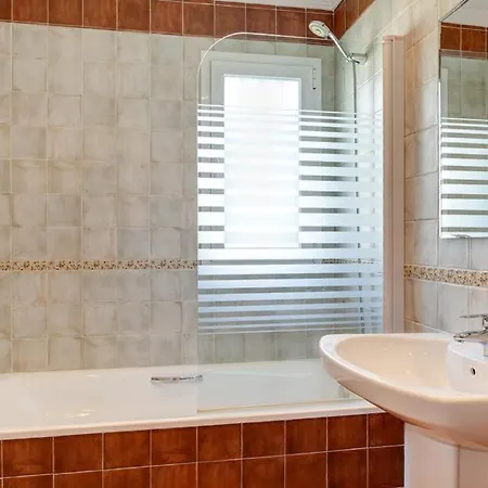 Sleeps 6 With Pool Air Con And Wifi *