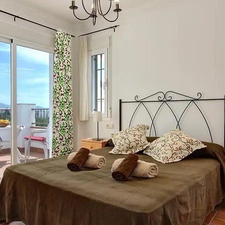 Sleeps 6 With Pool Air Con And Wifi *