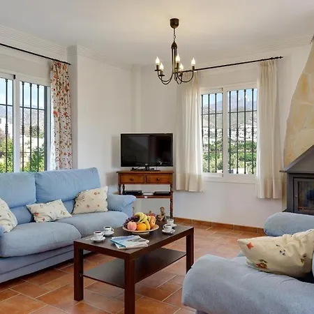 Sleeps 6 With Pool Air Con And Wifi Nerja